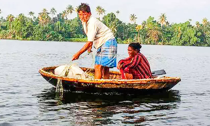 കൊട്ടവഞ്ചി ഉപയോഗിച്ച്; മീൻ പിടിക്കുന്നതിനെതിരെ മത്സ്യത്തൊഴിലാളികൾ കൊട്ടവഞ്ചി ഉപയോഗിച്ച്; മീൻ പിടിക്കുന്നതിനെതിരെ മത്സ്യത്തൊഴിലാളികൾ