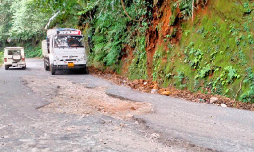 വൻ ഗർത്തങ്ങൾ; സഞ്ചാരികളെ നിരാശരാക്കി നിടുംപൊയിൽ-മാനന്തവാടി ചുരം പാത വൻ ഗർത്തങ്ങൾ; സഞ്ചാരികളെ നിരാശരാക്കി നിടുംപൊയിൽ-മാനന്തവാടി ചുരം പാത
