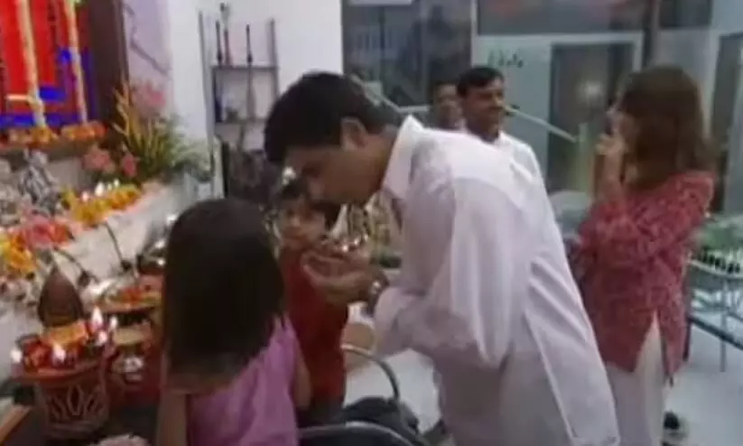 മന്നത്തിലെ പൂജാമുറിയിൽ സഹവർത്തിത്വത്തോടെ ദൈവങ്ങൾ; പ്രാർഥനയോടെ ഷാരൂഖും മക്കളും -ത്രോബാക്ക്​ വിഡിയോ