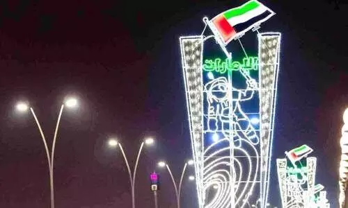 അ​ബൂ​ദ​ബി​യി​ൽ തെ​രു​വി​ൽ സ്ഥാ​പി​ച്ച അ​ല​ങ്കാ​ര​ങ്ങ​ൾ