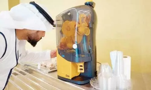 സ്കൂൾ കാന്റീനിലെ ഉപകരണങ്ങൾ പരിശോധിക്കുന്ന ദുബൈ മുനിസിപ്പാലിറ്റി ഉദ്യോഗസ്ഥൻ സ്കൂൾ കാന്റീനിലെ ഉപകരണങ്ങൾ പരിശോധിക്കുന്ന ദുബൈ മുനിസിപ്പാലിറ്റി ഉദ്യോഗസ്ഥൻ