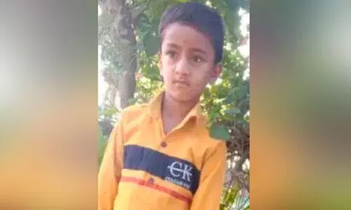 പി​താ​വ് മ​ര​ച്ചു​വ​ട്ടി​ൽ നി​ർ​ത്തി​യ ബാ​ല​നെ പു​ലി ക​ടി​ച്ചു​കൊ​ന്നു