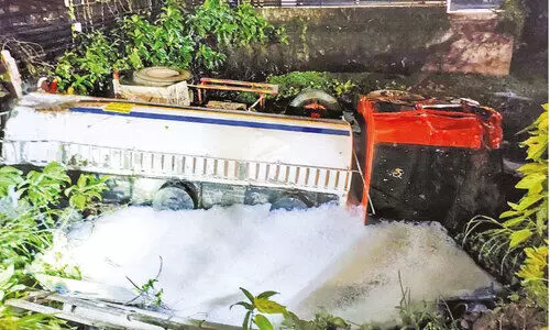 പെരിന്തൽമണ്ണ-ഊട്ടി റോഡിൽ പാലത്തിൽനിന്ന് ഇന്ധന ടാങ്കർ മറിഞ്ഞു