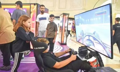 ഫോ​ർ​മു​ല-​വ​ൺ ഗ്രാ​ൻ​ഡ്പ്രി പ്ര​ചാ​ര​ണ​ത്തി​ന്റെ ഭാ​ഗ​മാ​യി മാ​ളു​ക​ളി​ൽ ന​ട​ത്തി​യ പ്ര​ദ​ർ​ശ​ന​ത്തി​ൽ ഗെ​യി​മി​ൽ പ​​ങ്കെ​ടു​ക്കു​ന്ന  കു​ട്ടി​ക​ൾ