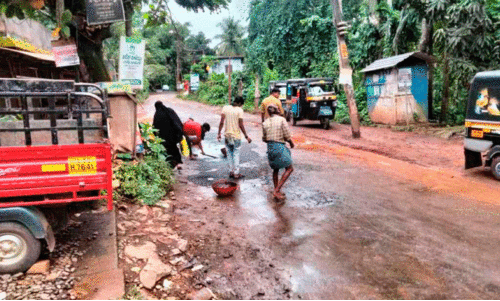 മഴയത്ത് റോഡ് ടാറിങ്; നാട്ടുകാർ തടഞ്ഞു