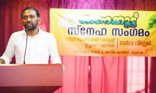 സൗ​ഹൃ​ദ​വേ​ദി ഖ​ത്ത​റും ത​നി​മ തു​മാ​മ​യും സം​ഘ​ടി​പ്പി​ച്ച ‘ഓ​ണ​ക്കൂ​ട്ട്’ പ​രി​പാ​ടി​യി​ൽ ഹ​ബീ​ബ്റ​ഹ്മാ​ൻ കി​ഴി​ശ്ശേ​രി സം​സാ​രി​ക്കു​ന്നു