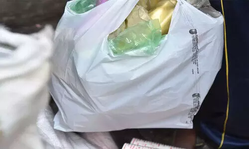 വ്യാപാര സ്ഥാപനങ്ങളില്‍ മിന്നല്‍ പരിശോധന; 30 കിലോ പ്ലാസ്റ്റിക് കാരിബാഗ്​ പിടിച്ചെടുത്തു