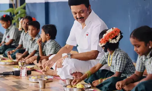 ഭക്ഷണം തയാറാക്കുന്നത് ദലിത് സ്ത്രീ; സ്കൂളിലേക്ക് മക്കളെ അയക്കില്ലെന്ന് രക്ഷിതാക്കൾ, റോഡ് ഉപരോധിച്ചു