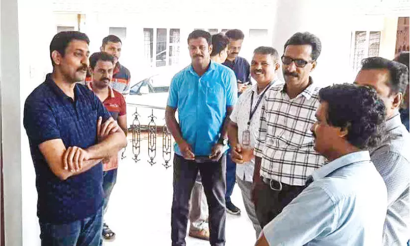 തിരക്കുകൾക്ക് അവധി കൊടുത്ത്; മലപ്പുറം കലക്ടറും സംഘവും മലക്കപ്പാറയിൽ തിരക്കുകൾക്ക് അവധി കൊടുത്ത്; മലപ്പുറം കലക്ടറും സംഘവും മലക്കപ്പാറയിൽ