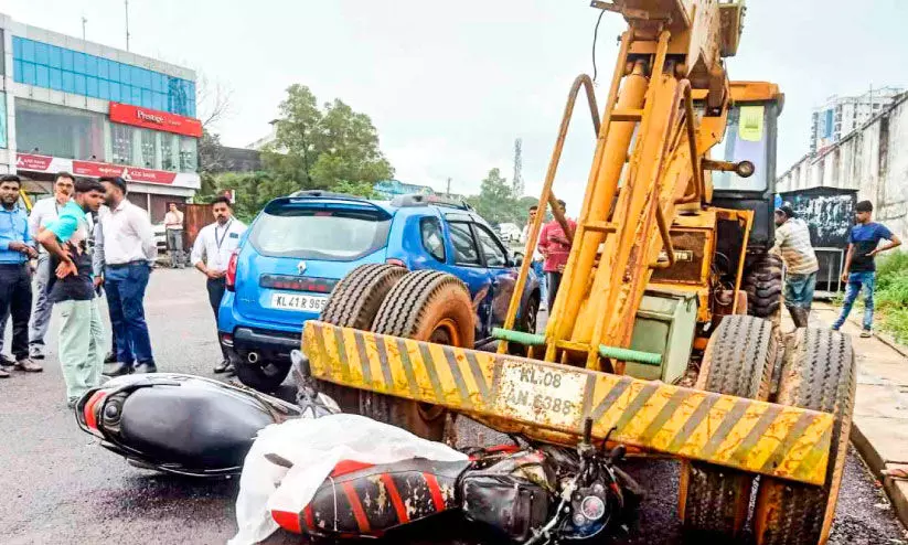 അറ്റകുറ്റപ്പണിക്കിടെ ക്രെയിൻ മുന്നോട്ട് നീങ്ങി കാറും ഇരുചക്രവാഹനങ്ങളും തകർന്നു