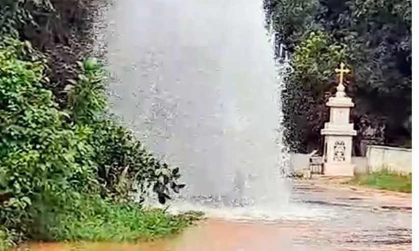 കുടിവെള്ള പദ്ധതിയുടെ എയർ വാൽവ് പൊട്ടി