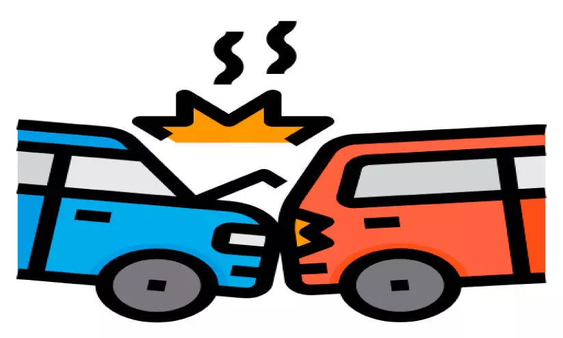 രോഗിയുമായി പോയ ആംബുലൻസും കാറും കൂട്ടിയിടിച്ചു രോഗിയുമായി പോയ ആംബുലൻസും കാറും കൂട്ടിയിടിച്ചു