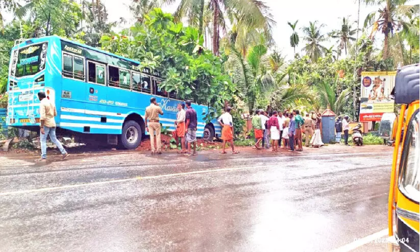 മമ്പറത്ത് ബസ് വീട്ടുമതിലിലിടിച്ച്  10 പേർക്ക് പരിക്ക്