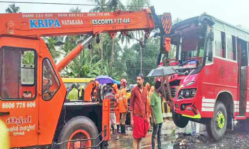 മിനിലോറിയിൽ സ്വകാര്യ ബസ് ഇടിച്ച് യാത്രക്കാർക്ക് പരിക്ക്