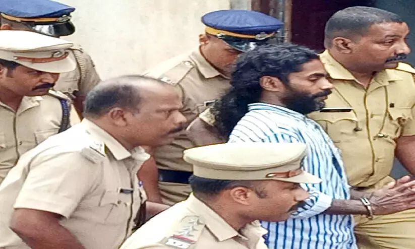 തിരുവല്ലത്ത് സഹോദരനെ കൊലപ്പെടുത്തിയത് വീട്ടുമുറ്റത്ത് വെച്ച് തിരുവല്ലത്ത് സഹോദരനെ കൊലപ്പെടുത്തിയത് വീട്ടുമുറ്റത്ത് വെച്ച്