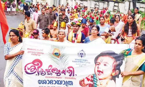 നിറശോഭയിൽ കണ്ണൻമാർ