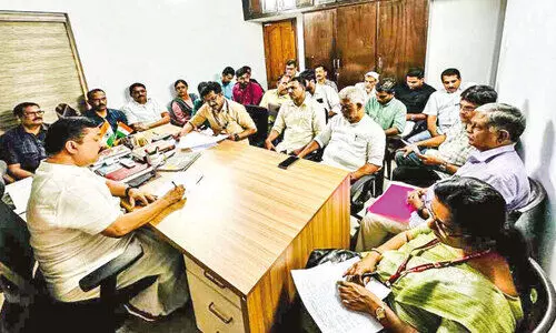 റോ​ഡ് പ​ണി​ക​ൾ വേ​ഗ​ത്തി​ലാ​ക്കാ​ൻ തീ​രു​മാ​നം