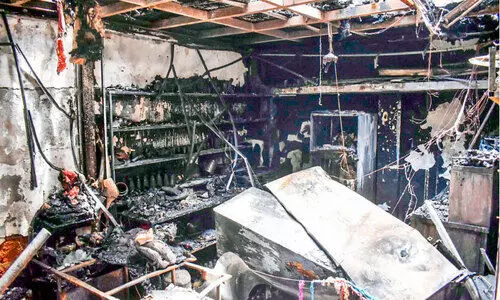 പൊറ്റക്കുഴിയിൽ തീപിടിച്ച്   രണ്ട് കടകൾ നശിച്ചു; കെ.എസ്.ഇ.ബി ഉദ്യോഗസ്ഥർക്കെതിരെ ആരോപണം