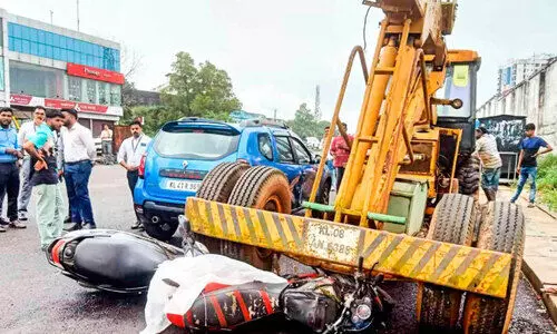 അറ്റകുറ്റപ്പണിക്കിടെ ക്രെയിൻ മുന്നോട്ട് നീങ്ങി കാറും ഇരുചക്രവാഹനങ്ങളും തകർന്നു