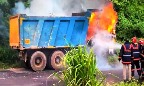 ഓട്ടത്തിനിടയിൽ ലോറിക്ക് തീപിടിച്ചു