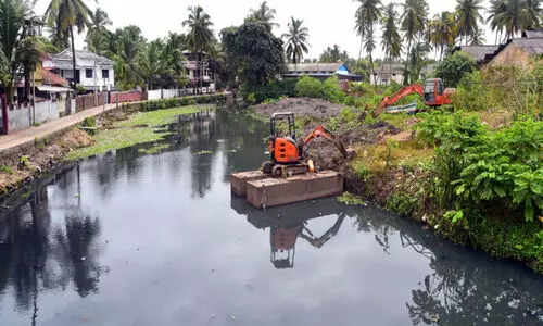 ആവിക്കൽ തോട് വൃത്തിയാക്കൽ അവസാന ഘട്ടത്തിൽ ആവിക്കൽ തോട് വൃത്തിയാക്കൽ അവസാന ഘട്ടത്തിൽ