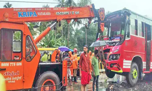 മിനിലോറിയിൽ സ്വകാര്യ ബസ് ഇടിച്ച് യാത്രക്കാർക്ക് പരിക്ക്