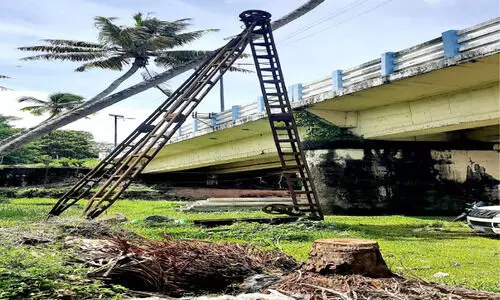 സ്ഥാപിച്ചിട്ട്​ പതിറ്റാണ്ടുകൾ: ഇരുമ്പുതൂണുകൾ നീക്കാൻ നടപടിയില്ല