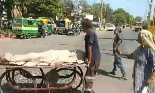 ആംബുലൻസ് ലഭിച്ചില്ല; യു.പിയിൽ മകന്‍റെ മൃതദേഹം ഉന്തുവണ്ടിയിൽ ശ്മശാനത്തിലെത്തിച്ച് വയോധിക