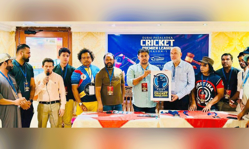 ദു​ബൈ പാ​ട​ല​ടു​ക്ക ക്രി​ക്ക​റ്റ് പ്രീ​മി​യ​ർ ലീ​ഗി​ന്‍റെ ലോ​ഗോ പ്ര​കാ​ശ​നം ചെ​യ്യു​ന്നു