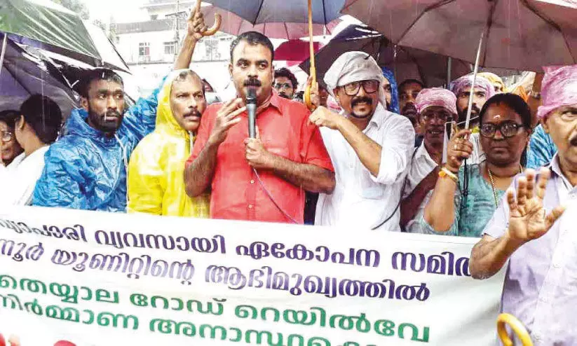 താ​നൂ​ർ-​തെ​യ്യാ​ല റെ​യി​ൽ​വേ മേ​ൽ​പാ​ല നിർമാണം ഇഴയുന്നു;വ്യാ​പാ​രി​ക​ൾ റോ​ഡ്   ഉ​പ​രോ​ധി​ച്ചു