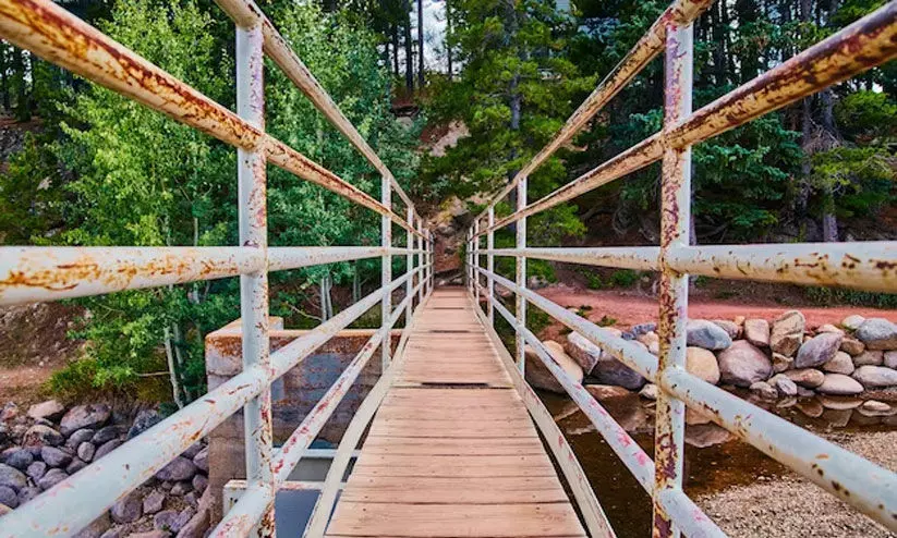 തൂ​ണു​ക​ൾ തു​രു​മ്പെ​ടു​ത്തു; മു​ന​മ്പ​ത്ത് ക​ട​വ് ന​ട​പ്പാലം ത​ക​ർ​ച്ച​യു​ടെ വ​ക്കി​ൽ