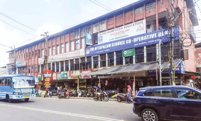 കാലപ്പഴക്കം: ഒറ്റപ്പാലം ബസ് സ്റ്റാൻഡ് കെട്ടിടം അപകടഭീഷണിയിൽ കാലപ്പഴക്കം: ഒറ്റപ്പാലം ബസ് സ്റ്റാൻഡ് കെട്ടിടം അപകടഭീഷണിയിൽ