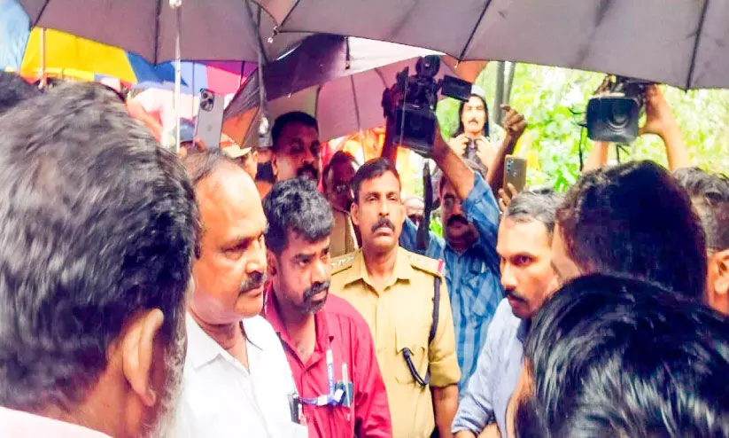 കോളനി കുടിയൊഴിപ്പിക്കാൻ നീക്കം: പ്രതിഷേധം ശക്തം; തൽക്കാലം നിർത്തിവെച്ചു കോളനി കുടിയൊഴിപ്പിക്കാൻ നീക്കം: പ്രതിഷേധം ശക്തം; തൽക്കാലം നിർത്തിവെച്ചു