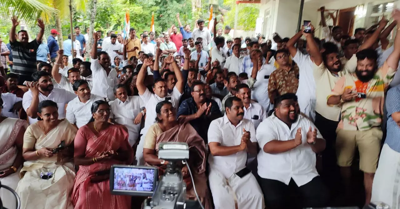 പുതുപ്പളളിയിൽ വോട്ടെണ്ണൽ പുരോഗമിക്കവെ ചാണ്ടി ഉമ്മൻ ലീഡ് ചെയ്യുന്നതറിഞ്ഞ് പ്രവർത്തകരുടെ ആവേശം