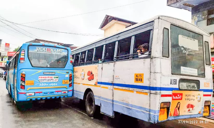 മാന്നാർ-മാവേലിക്കര റൂട്ടിൽ ബസുകളുടെ മത്സരയോട്ടം പതിവ് മാന്നാർ-മാവേലിക്കര റൂട്ടിൽ ബസുകളുടെ മത്സരയോട്ടം പതിവ്