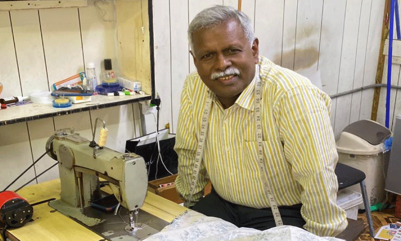 ബി​ൻ ഉം​റാ​നി​ലെ ക​ട​യി​ൽ ത​ന്റെ ബ്ലൂ ​ബേ​ർ​ഡ് ത​യ്യ​ൽ മെ​ഷീ​നി​നൊ​പ്പം ഭാ​സ്ക​ര​ൻ