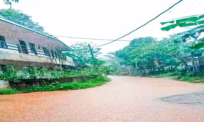 ഇഴഞ്ഞിഴഞ്ഞ്​ ചുങ്കപ്പാറ-കോട്ടാങ്ങൽ റോഡ്​ നിർമാണം; കരാറുകാരനെതിരെ നാട്ടുകാർ