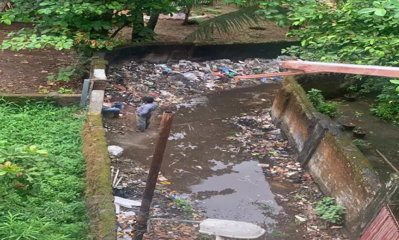 മാലിന്യം തള്ളാൻ കോർപറേഷൻ   വക റോഡ്