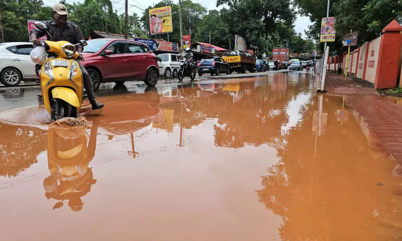 കള്‍വര്‍ട്ടിനുള്ളില്‍ കേബിള്‍ പൈപ്പുകൾ; ചളിവെള്ളം കെട്ടി ദേശീയപാത