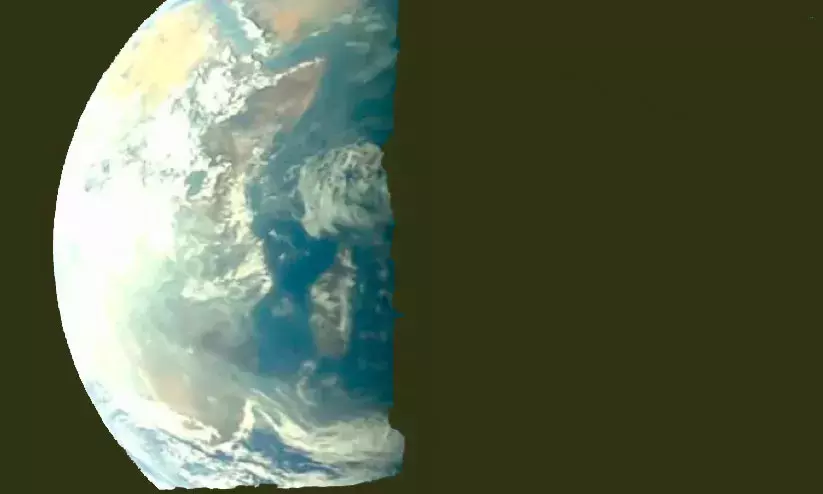 സെ​ൽ​ഫി​യെ​ടു​ത്ത്, ഭൂ​മി​യെ​യും ച​ന്ദ്ര​നെ​യും പ​ക​ർ​ത്തി ആ​ദി​ത്യ