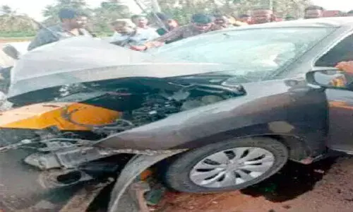 കാ​ർ ഡി​വൈ​ഡ​റി​ൽ ഇ​ടി​ച്ചു​മ​റി​ഞ്ഞ് ര​ണ്ട് മ​ര​ണം