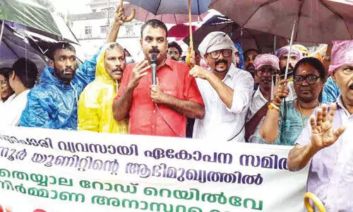 താ​നൂ​ർ-​തെ​യ്യാ​ല റെ​യി​ൽ​വേ മേ​ൽ​പാ​ല നിർമാണം ഇഴയുന്നു;വ്യാ​പാ​രി​ക​ൾ റോ​ഡ്   ഉ​പ​രോ​ധി​ച്ചു