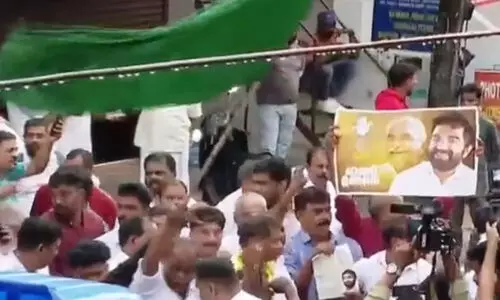 കൗണ്ടിങ് സെന്‍ററിന് പുറത്ത് ആവേശാരവങ്ങളുമായി യു.ഡി.എഫ് പ്രവർത്തകർ