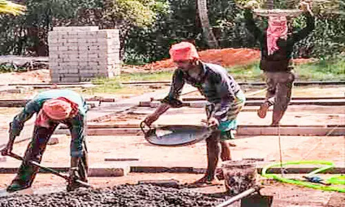 തീരദേശപരിപാലന നിയമം അട്ടിമറിച്ച് ഏഴിക്കരയിൽ നിർമാണം തകൃതി തീരദേശപരിപാലന നിയമം അട്ടിമറിച്ച് ഏഴിക്കരയിൽ നിർമാണം തകൃതി