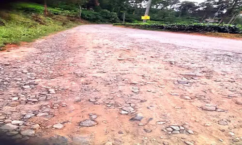 റോഡ് തകർന്ന് യാത്രാദുരിതം