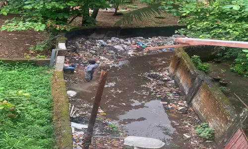 മാലിന്യം തള്ളാൻ കോർപറേഷൻ   വക റോഡ്