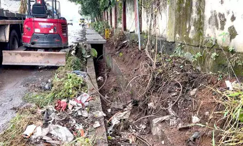 മ​ണ്ണും മാ​ലി​ന്യ​വും നീ​ക്കിയില്ല ; കാ​ന​ക​ൾ സ്ലാ​ബി​ടാ​നു​ള്ള ശ്ര​മം ത​ട​ഞ്ഞു