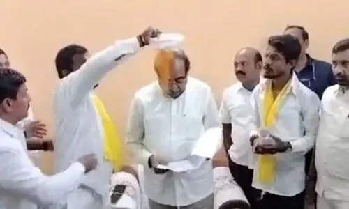 മഹാരാഷ്ട്ര മന്ത്രിയുടെ തലയിൽ മഞ്ഞൾപൊടി വിതറി പ്രതിഷേധം