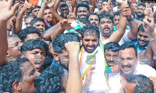 പുതുപ്പള്ളി പരാജയം മുഖ്യമന്ത്രിക്കെതിരെ തിരിച്ച്​ പ്രതിപക്ഷം