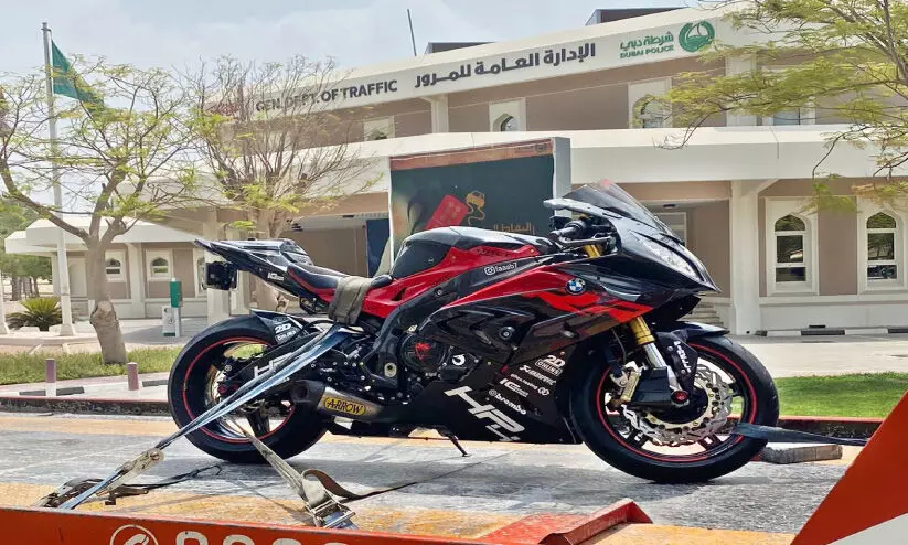 റോഡിൽ അഭ്യാസം: മൂന്നു വനിതകൾ പിടിയിൽ റോഡിൽ അഭ്യാസം: മൂന്നു വനിതകൾ പിടിയിൽ